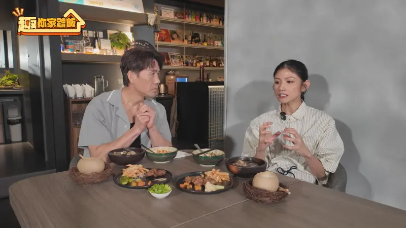 ▲李千娜（右）3歲就會唱日文歌，近期李千娜在羅時豐（左）頻道《大牛比較攬》展現開明態度，霸氣表示若女兒想閃婚，她會全力支持。（圖／《大牛比較攬》提供）