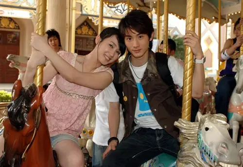 ▲阿本（右）跟小薰（左）主演的青春偶像劇《18禁不禁》主題曲〈18愛不愛〉是由團體翼勢力所唱。（圖／《18禁不禁》劇照）