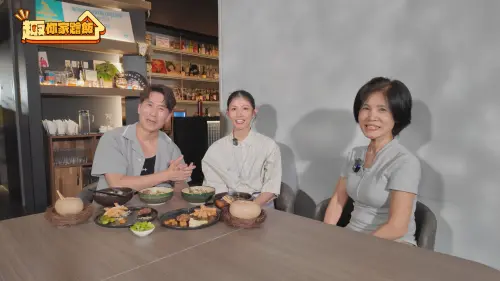 ▲李千娜（中）近期帶媽媽（右）參與羅時豐（左）節目《大牛比較攬》，媽媽爆料李千娜3歲就能唱1百首日文歌，讓她很心疼。（圖／《大牛比較攬》提供）