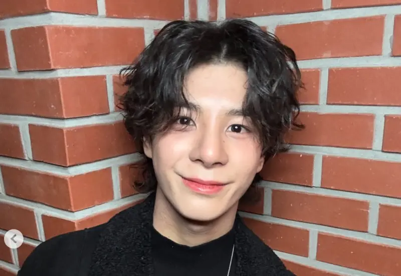 ▲鄭東元（如圖）被爆出16歲時曾無照駕駛，且被好友在旁拍下，不料好友翻臉討5億封口費，見討不成後還狠心爆料。（圖／翻攝自dongwon_15）