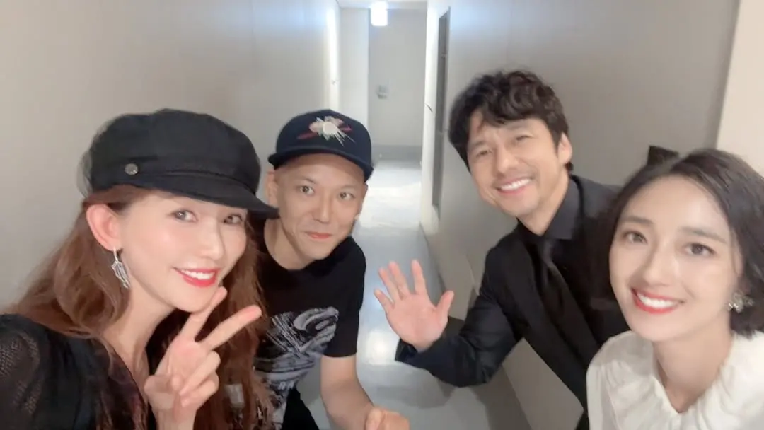 ▲50歲林志玲（左1）今（13）日分享去看桂綸鎂（右1）等人主演的電影，還秀出與桂綸鎂、西島秀俊（右2），以及導演真利子哲也（左2）的合照，曬出超強凍齡美貌，不過林志玲也大方認修圖，搞笑喊：美肌功能好棒。（圖／林志玲IG@chiling.lin）