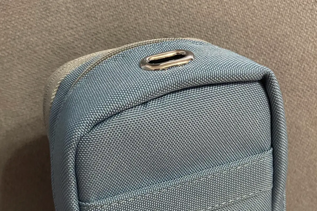 ▲一名網友近期帶兒子買筆袋，發現上方有一個神祕開口，卻不知道功能為何？貼文曝光後，解答也隨之出爐。（圖／翻攝自Threads@cathy.maa）