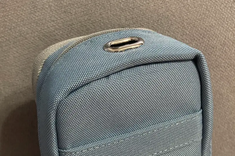 ▲一名網友近期帶兒子買筆袋，發現上方有一個神祕開口，卻不知道功能為何？貼文曝光後，解答也隨之出爐。（圖／翻攝自Threads@cathy.maa）