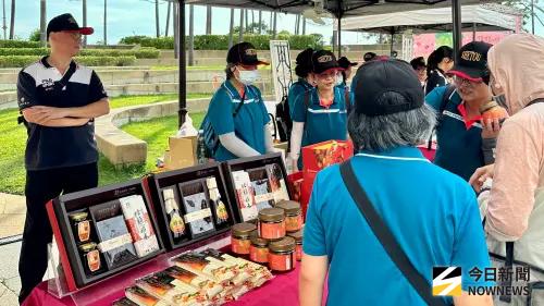 ▲現場集結社頭在地農特產品及織襪產品。（圖／記者陳美嘉攝，2025.09.13）