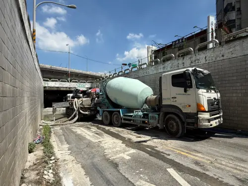 ▲公館圓環拆除工程前期主要工項為澆置混凝土將地下道填平。（圖／北市新工處提供）