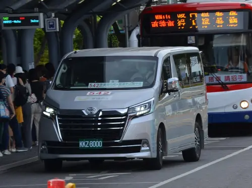 ▲542路線由首都客運營運，起點站為捷運圓山站，終點站為復興北村。2019年底起引進TOYOTA GRANVIA 車型9人座小巴，且為預約制。（圖／維績學院,zh.wikiversity.org/zh-tw/）