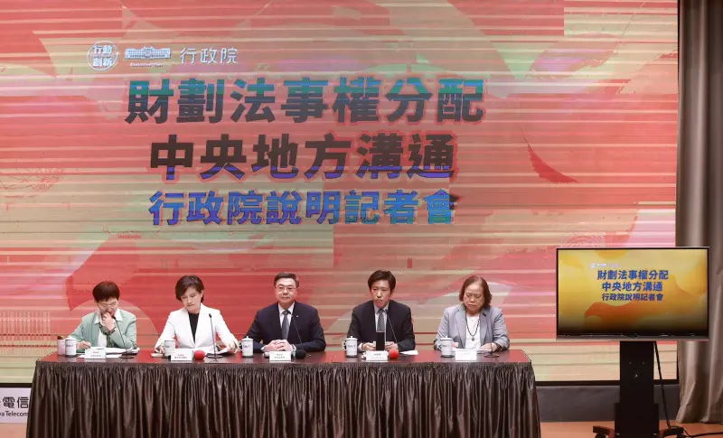 ▲行政院今召開「財劃法事權分配中央地方溝通行政院說明記者會」，陳淑姿（圖右）接受訪問。（圖／記者葉政勳攝，2025.09.13）