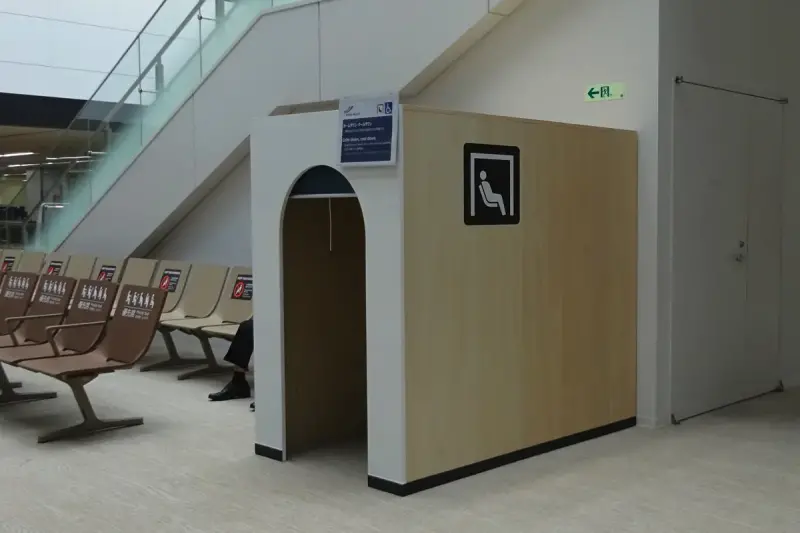 ▲日本關西機場近期被發現設有「情緒安撫室」，羽田機場表示，「情緒安撫室」主要提供發展遲緩、精神障礙或易受外界刺激影響的旅客使用，背後用途十分貼心。（圖／翻攝自成田機場官網narita-airport.jp）