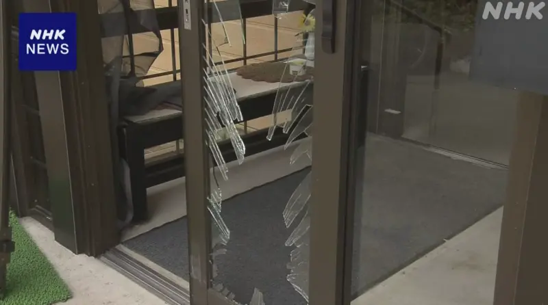 ▲日本福島縣南會津町的一家護理機構，今（13）日驚傳被一頭黑熊破窗闖入，幸好當下有職員目擊，立即大叫要所有人待在房內，最終黑熊自行離去，沒有人受傷。（圖／翻攝自NHK）