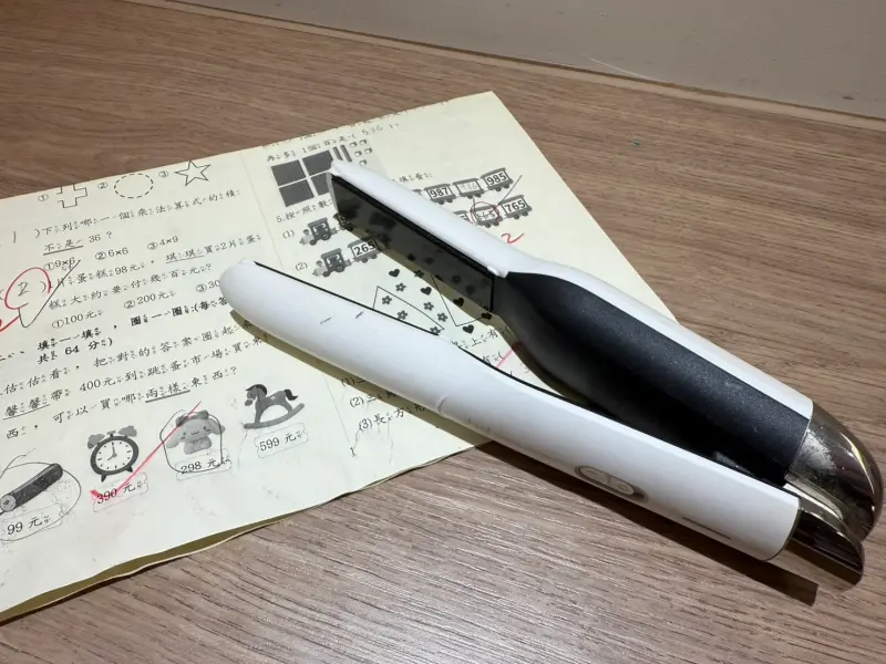 ▲有網友分享離子夾妙用，當考卷、課本淋濕後可以用離子夾乾燥紙張，經過記者實測，效果比吹風機快且平整。（圖／記者黃韻文攝）