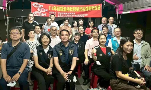 ▲高雄市政府海洋局舉辦前鎮漁港秋節星光夜烤聯歡晚會活動，漁業署、移民署、高雄市海洋局、警察局等中央及地方政府，均派員到場與外籍船員互動。(圖／高雄市政府海洋局提供)