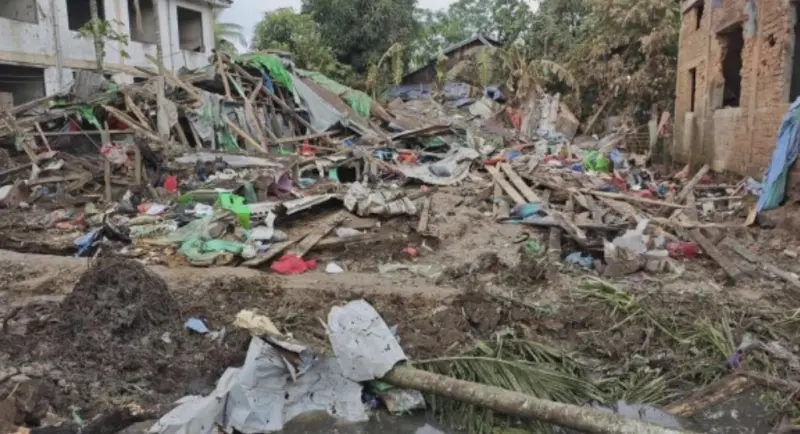 ▲緬甸若開邦皎道鎮一處村莊在夜間遭軍方戰機轟炸，至少18名學生喪生，數十人受傷。（圖／美聯社／達志影像）