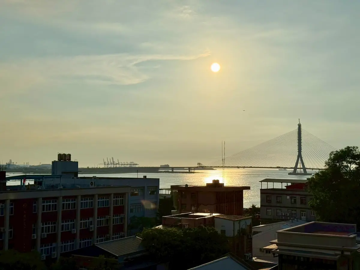 ▲淡江大橋是全球最長單塔不對稱斜張橋，也是建築女王札哈哈蒂的遺作，一起來看看這座美麗淡江大橋設計重點。（圖／記者蕭涵云攝,2025.09.13）