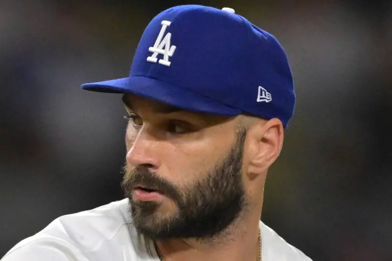 ▲再次搞砸對方勝投後，道奇隊終結者史考特（Tanner Scott）主動向山本致歉，為了表達歉意他會在球員通道「每天給山本一個道歉的擁抱」。（圖／美聯社／達志影像）