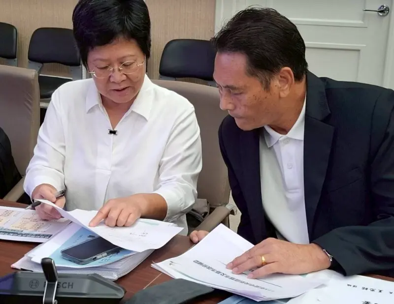 ▲連江縣長王忠銘赴行政院呼籲儘速修法，因為新版財劃法上路後，連江縣統籌稅款恐從33億變7.2億。（圖／連江縣府提供）