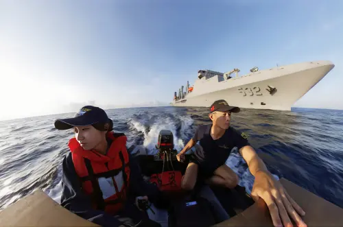 ▲磐石艦靠泊太平島前，先施放小艇確認泊港航道狀況。（圖／軍聞社提供）