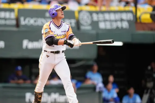 ▲此役在澄清湖球場，4局下顏郁軒率先安打上壘，王柏融鎖定富邦悍將先發黃保羅投出的球路，掃出右外野2分砲，幫助雄鷹2：1逆轉。（圖／取自台鋼雄鷹臉書）