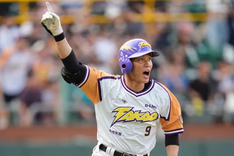 ▲「大王」王柏融正朝這項紀錄逼近，他在13日台鋼雄鷹對富邦悍將之戰中炸裂逆轉2分砲，生涯全壘打累積至96支，距離百轟只剩下「M4」，有望成為中職史上第28位「百轟先生」。（圖／取自台鋼雄鷹臉書）