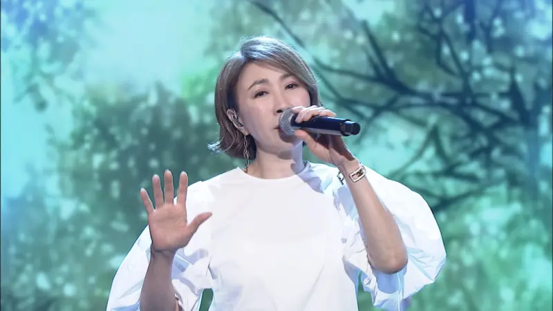 ▲李翊君（如圖）在10月4日中秋節前夕，將首登台北小巨蛋開唱，中秋連假在高雄巨蛋有《超犀 利趴14》，五月天將擔任壓軸演出。（圖／中視提供）