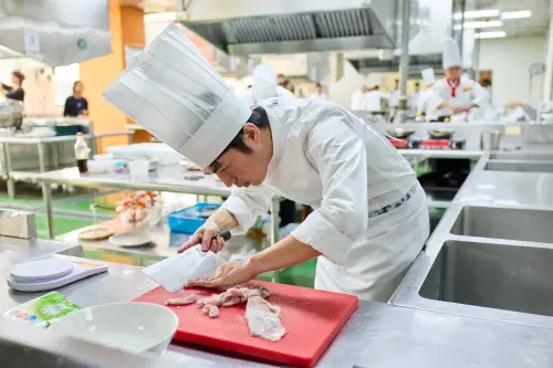 ▲ 參賽業者全神貫注，以精湛刀工細心處理食材，展現職人料理的專業態度與廚藝功力。（圖／經濟部商業發展署提供）