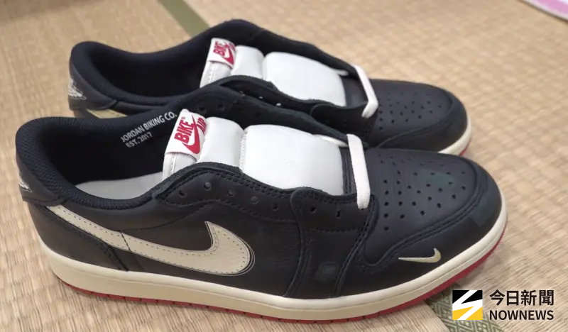 ▲大隻在喬丹40週年特輯節目中介紹了一雙JORDAN 1 RETRO LOW OG NIGEL SYLVESTER BETTER WITH TIME，特殊的鞋面設計令人印象深刻。（圖／吳忠育 攝）