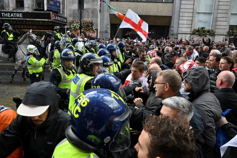    ▲左派團體遊行隔街較勁，英國警方隔開雙方陣營，與民眾發生零星衝突。（圖／美聯社／達志影像）  