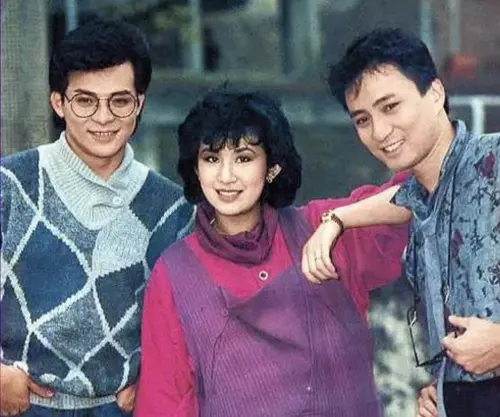 ▲吳君如（中）曾經被傳和湯鎮業（右）走得近，遭懷疑是破壞他與翁美玲戀情的罪魁禍首，在翁美玲尋短後一度被電視台冷凍，她堅稱與湯鎮業之間只像兄妹，沒有愛情。（圖／摘自八卦寶寶微博）