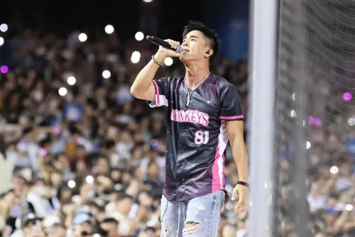 ▲樂天桃猿「SINGDOME音樂電台」主題日，柯有倫在中場休息時間獻唱《扛得住》。（圖／樂天桃猿提供）