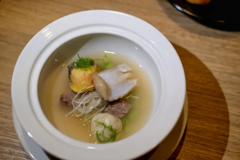 ▲台北晶華酒店邀請2025年韓國唯一米其林三星「Mingles餐廳」的主廚姜珉求（Mingoo Kang）來台客座，此次菜單以「韓醬」為靈魂，每人每套1萬9,800元 + 10%，圖為餐廳招牌菜「Mingling Pot 海陸」。（圖／記者葉盛耀攝）