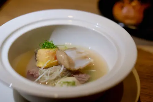 ▲「Mingling Pot 海陸」是Mingles餐廳」首要經典招牌。（圖／記者葉盛耀攝）