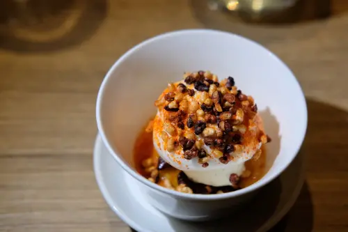 ▲「Jang Trio 三重奏」融合大醬布蕾、香草冰淇淋、威士忌泡沫、辣椒粉、米香脆米等多種元素。（圖／記者葉盛耀攝）