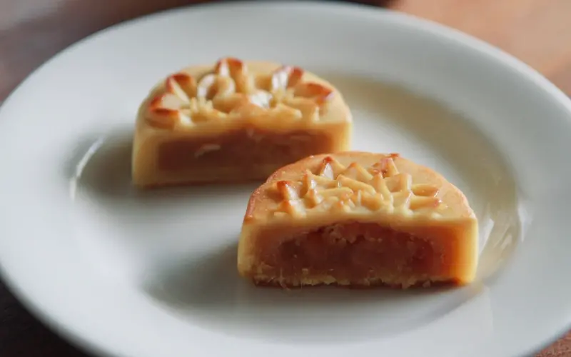 ▲微熱山丘月餅驚傳發霉，業者坦承疏失將停賣中秋月餅，且全面提供已購入的顧客進行退款。（圖／微熱山丘臉書）