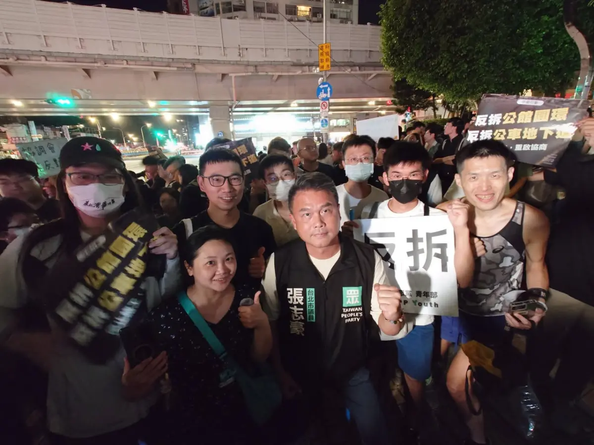 ▲民眾黨北市議員張志豪現身抗議公館圓環拆除的活動現場，遭小草出征。（圖／張志豪臉書）