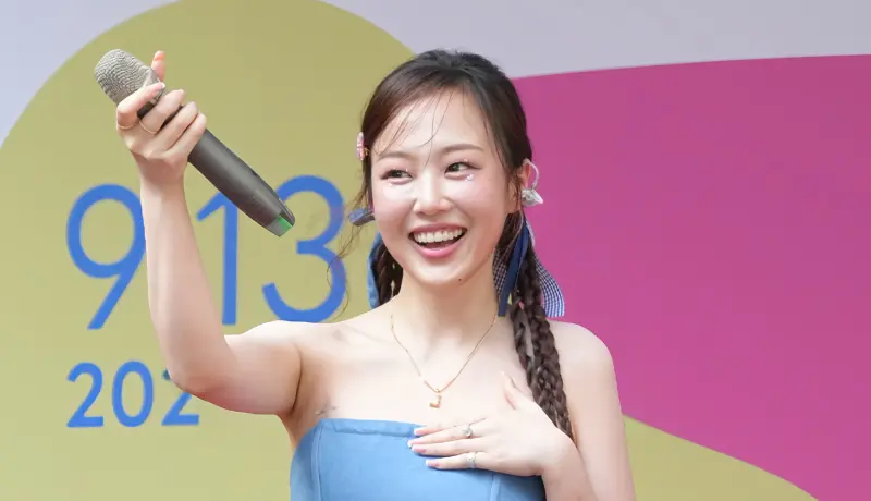 ▲陽帆、Julie的愛女安吉（如圖）以歌手身分出道5年了，昨日她出席公益活動，表演結束後，安吉跟大家預告自己可能會暫時離開台灣去國外念書，想好好放鬆頭腦。（圖／POP Radio提供）