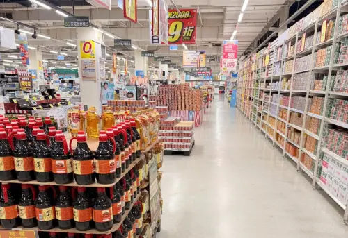 ▲民眾分享半夜的家樂福量販店內部模樣，雖然客人數稀少，但架上的商品相當齊全。（圖／翻攝Threads）