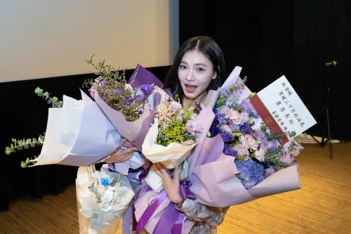 ▲李紫嫣映後現場收到演藝圈好友獻花支持 。（圖／星光瑞瑞提供）