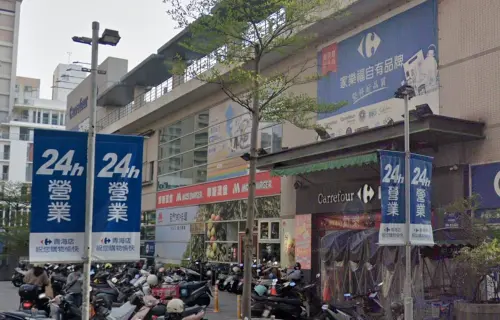 ▲台灣部分家樂福量販店門市，其實也有提供24小時營業服務。圖為家樂福台中青海店。（圖／翻攝Google地圖）