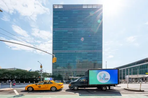 ▲為宣傳台灣入聯，紐約辦事處今年透過計程車廣告進行宣傳，車子穿越紐約曼哈頓。 （圖／擷取自Taiwan in New York 駐紐約台北經濟文化辦事處臉書）