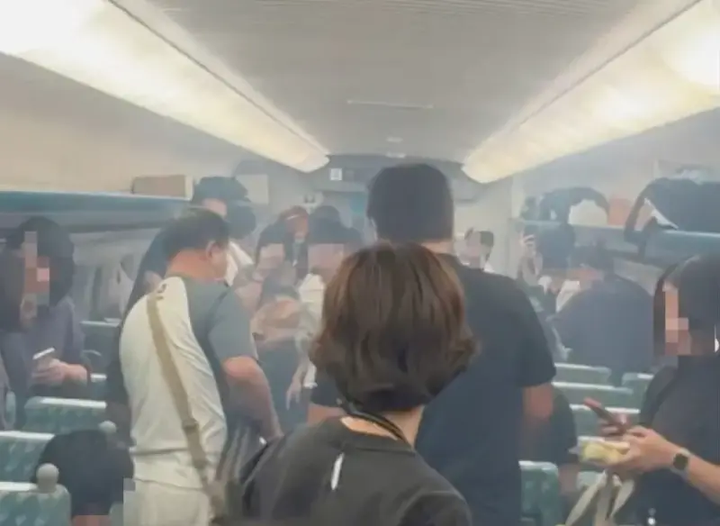 ▲13日晚間高鐵列車，有乘客的行動電源起火。（圖／翻攝自Threads@lahang.__）