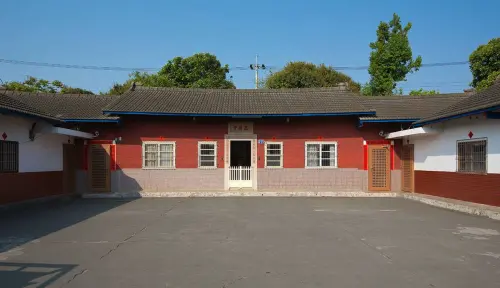 ▲許銘仁老家，南投八卦山下的三合院，微熱山丘的起點。（圖／翻攝自微熱山丘FB）