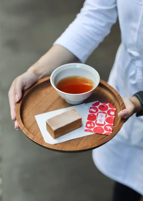 ▲微熱山丘不怕你吃，進門就給一杯茶、一塊土鳳梨酥，大方奉茶款待，一炮而紅。（圖／微熱山丘提供）