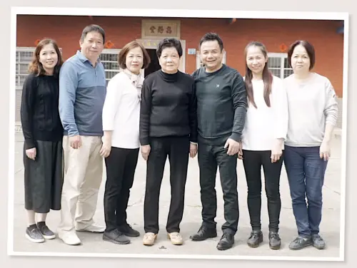 ▲「微熱山丘老闆」許銘仁（圖右三）與家人們。（圖／翻攝自微熱山丘YouTube）