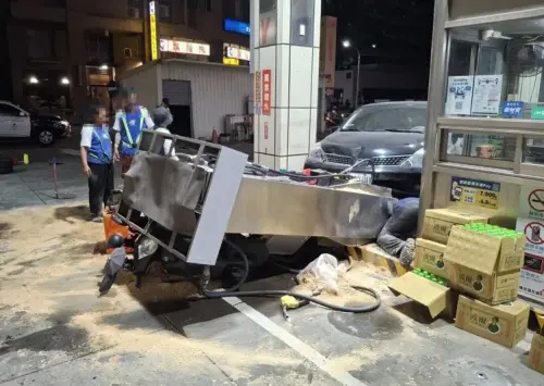 超危險！龜山小客車失控撞加油站　油機倒下壓1人、一度滿地漏油
