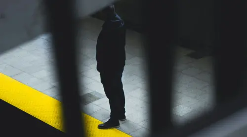 ▲有民眾好奇監所管理員工作內容，引來過來人分享實際狀況，更表示錄取後月賺最高可破6萬元。（圖／取自unsplash）