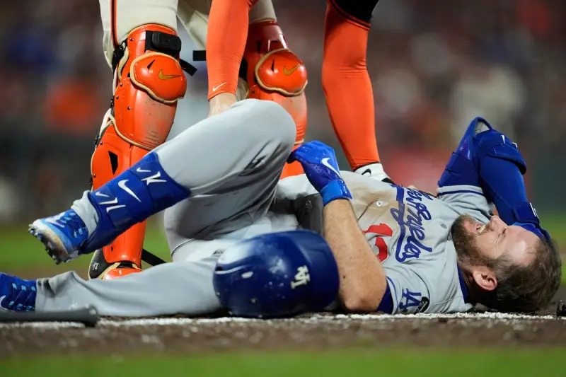 ▲道奇隊內野手蒙西（Max Muncy）在6局上遭到巨人救援投手蓋吉（Matt Gage）一顆時速94.1英里（約151.4公里）的沉球直擊頭盔側部，當場倒地，讓外界相當擔心他的狀況。（圖／美聯社／達志影像）