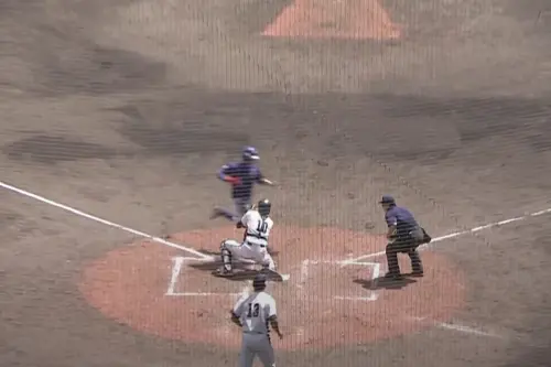 ▲台韓大戰比賽第7局中華隊攻勢再起，但是此時卻出現爭議判決，裁判原先判定跑者曾聖恩衝撞捕手，但之後又改判是韓國捕手妨礙守備，讓中華隊得到第3分，目前3：2領先。（圖／翻攝自YouTube）