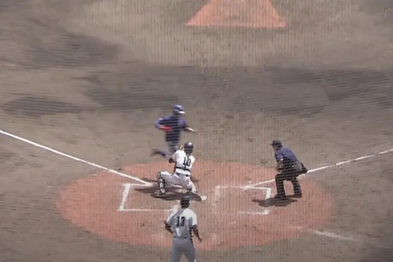 ▲台韓大戰比賽第7局中華隊攻勢再起，但是此時卻出現爭議判決，裁判原先判定跑者曾聖恩衝撞捕手，但之後又改判是韓國捕手妨礙守備，讓中華隊得到第3分，目前3：2領先。（圖／翻攝自YouTube）