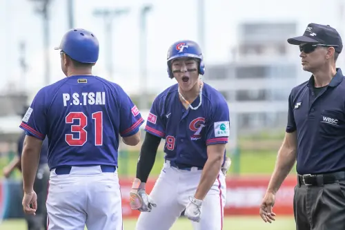 ▲5局上追平比分後中華隊攻勢沒有停歇，不動的4棒吳承皓在2人出局後鎖定外角速球出棒，打出穿越中線、帶有1分打點的適時安打，替中華隊超前比分。（圖／中華棒協提供）