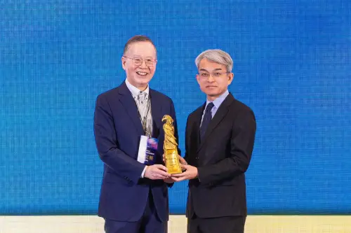 ▲中信金控積極推廣慈善、反毒、體育、教育、藝文等五大公益回饋社會，並將其努力透過微電影激勵人心，於「2025第九屆台北金鵰微電影展」囊括4項大獎，由台灣永續能源研究基金會董事長簡又新（左）頒獎予中信金控董事會副秘書長林永勝資深副總（右）。