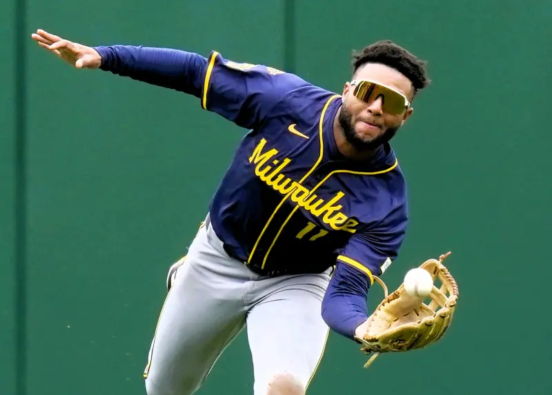 ▲外野手楚里歐（Jackson Chourio）在右中外野的飛身撲接，用美技阻斷紅雀得分。（圖／美聯社／達志影像）